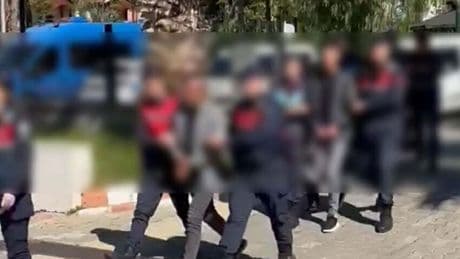 33 bin lirasını gasbettikleri kişiyi benzin döküp yakmak istediler; 2 tutuklama