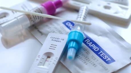 Covid-19 : l’épidémie va-t-elle rebondir à la rentrée avec un nouveau variant ?