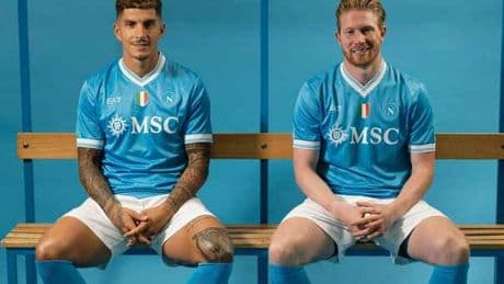 Napoli nuove maglia, da De Bruyne a Di Lorenzo: i nuovi completini con lo scudetto