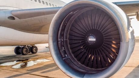 Uomo morto risucchiato dal motore di un aereo, dramma all'aeroporto di Orio al Serio. «È entrato in pista per suicidarsi»