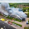 Grote brand op bedrijventerrein Hellevoetsluis, rook in wijde omgeving te zien