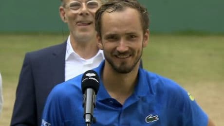 &quot;Speriamo trovi Alcaraz o Sinner a Wimbledon&quot;: Medvedev, l'augurio a Bublik fa sorridere Halle
