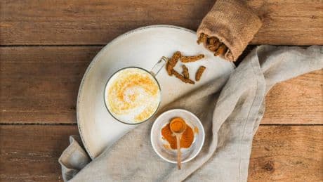 Ni té ni café: la leche dorada es la bebida que tendrás que tomar si quieres cuidar tu salud