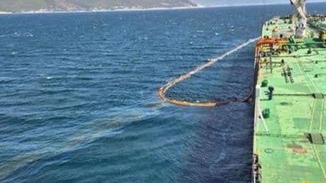 Novorossiysk Limanı’nda petrol sızıntısı: 30 metreküp ham petrol Karadeniz’e karıştı