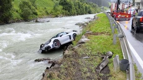 Tirol: Mann landet mit Miet-Porsche in Fluss – zwei Verletzte