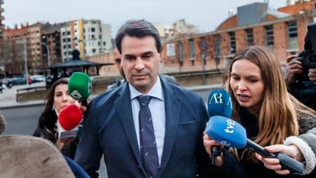 El PP desliga el caso del novio de Ayuso de la política y acusa a la Fiscalía de “perseguirle”