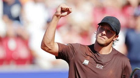 Luciano Darderi sconfigge Cerundolo e vola in finale all'Atp 250 di Bastad. L'azzurro affronterà De Jong