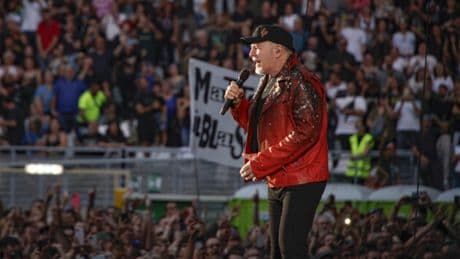 Vasco Rossi sfida la morte per celebrare la luce della vita: show duro e solenne perché “in un’epoca violenta attenta al profitto, l’essere umano non è considerato”