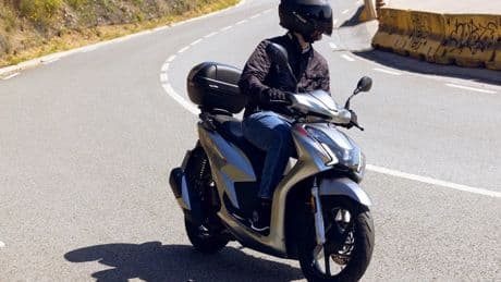 Probamos el SQ16 de QJ motor, un ligero scooter urbano de fórmula inigualable