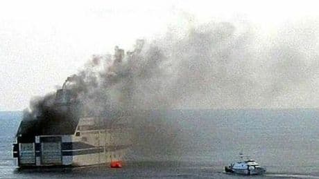 Incendio sul traghetto Raffaele Rubattino, nave alla deriva nel golfo di Napoli: il capitano lancia il mayday