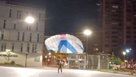 Un paracaidista aterriza en el centro de Bilbao en plena noche