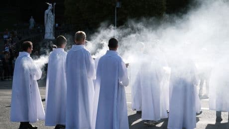 « Ils veulent de la prière et de la transcendance » : qui sont les jeunes qui s’engagent dans la vie religieuse ?