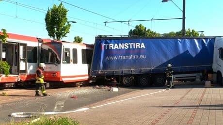 Zweiter Bahn-Unfall in 24 Stunden - Lkw rammt Stadtbahn! 13 Verletzte