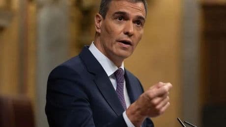 Sánchez afronta el cerco en el Congreso por el rearme y el apagón