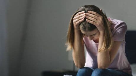 La "curva de la infelicidad" ya empieza en la adolescencia por el deterioro de la salud mental de los jóvenes