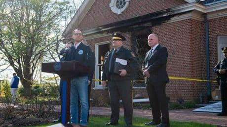 Etats-Unis : un homme inculpé pour tentative de meurtre après l’incendie au domicile du gouverneur démocrate Josh Shapiro