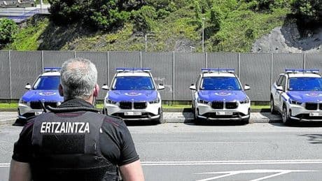 Seguridad fulmina a un alto cargo por problemas en la compra de 300 coches de la Ertzaintza
