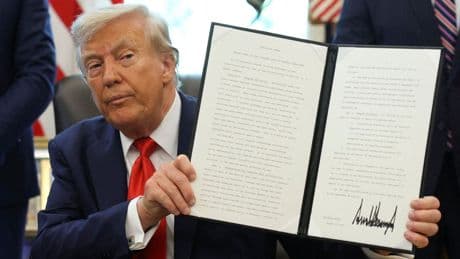 Trump presiona a la Fed con el despido de una gobernadora de la era Biden