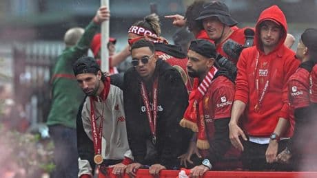 Vertrekkende Trent Alexander-Arnold breekt tijdens huldiging Liverpool en wordt getroost door Mohamed Salah