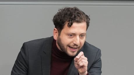 Bürgergeld kürzen? Grünen-Chef Banaszak wirft Merz Spaltung vor