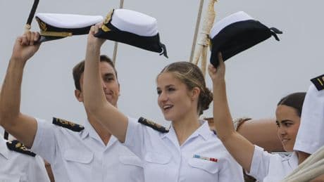 La princesa Leonor se despide del 'Elcano' tras llegar a Marín