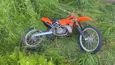 1 Toter, 2 Verletzte - Mann greift Biker mit Kantholz an