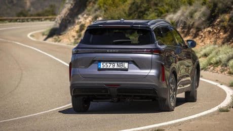Ebro s700 PHEV, el SUV híbrido español que puede recorrer hasta 90 km en modo eléctrico y logra una autonomía total cercana a los 1.200 km