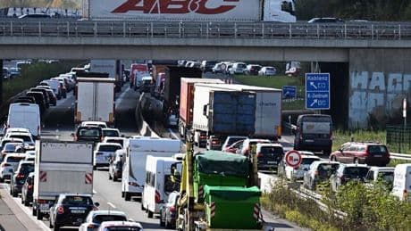 Verkehr: Volle Straßen zum Start ins Himmelfahrts-Wochenende