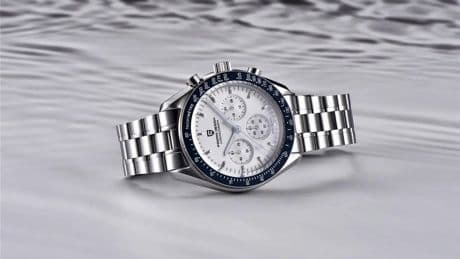 Este reloj estilo Omega Moonwatch sorprende: es baratísimo con 12 colores diferentes
