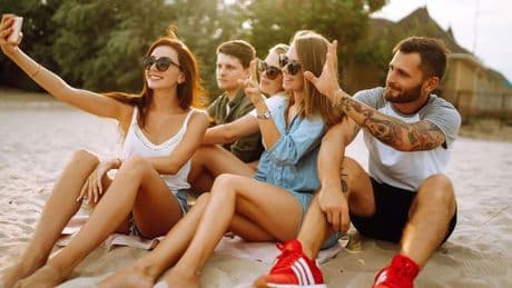 TikTok, el algoritmo o las marcas... ¿quién decide lo que vestimos en verano?