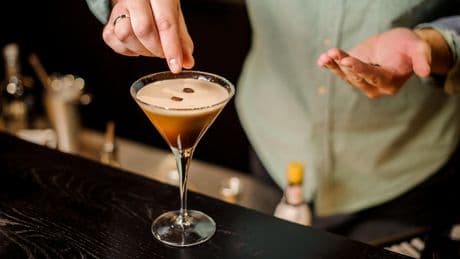 Kaffee und Wodka: Espresso Martini selber mixen: Der Kaffee-Cocktail mit Historie