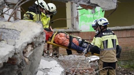 Más de 60 bomberos ensayan en Getxo cómo actuar tras el derrumbe de un edificio
