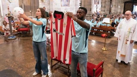 El Athletic realiza la tradicional Ofrenda a la Amatxu de Begoña