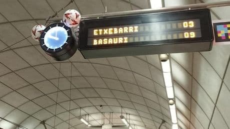 La llamativa campaña de la UEFA con la que amanecerá el metro