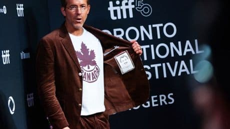 Ryan Reynolds and family enjoy a movie night under the stars at Muskoka Drive-In