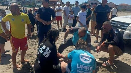 Sakarya'da panik anları! Yasağa rağmen denize açıldılar, son anda boğulmaktan kurtarıldılar