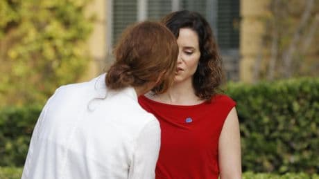 Ayuso niega la mano a Mónica García en la conferencia de presidentes: "¿Seguro que quieres saludar a una asesina?"