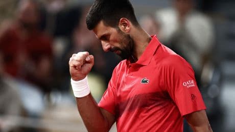Novak Djokovic (38) verslaat Alexander Zverev in jacht op 25e grandslam-titel en treft nu Jannik Sinner voor plek in Roland Garros-finale