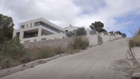 Un bebé de 20 días muere al ser arrollado por un coche aparcado sin frenos
