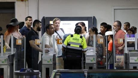 El riesgo de inundaciones obliga a suspender la circulación de trenes en Catalunya