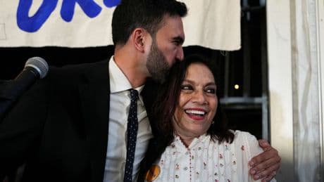 La madre del candidato demócrata de NYC es una premiada cineasta india (y muy progre)