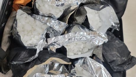 Chinees (47) reist vanuit Amsterdam met reistas vol ketamine, ingeschakeld door drugssyndicaat in ons land