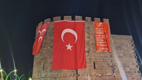 Diyarbakır Sur’larına MHP bayrağı asıldı