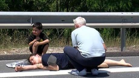 Acı fotoğraf! Ambulans gelene kadar annesinin başucundan ayrılmadı