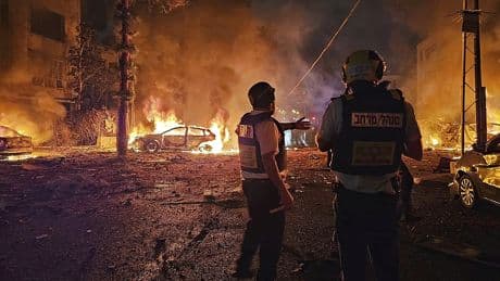 Israel resiste las embestidas de Irán: "Todo el edificio de 20 pisos tembló"