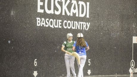 España derrota a Euskadi en el primer duelo oficial de pelota vasca