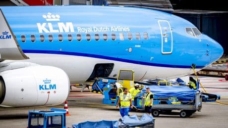 Vakbonden KLM: ’Loonsverhoging in gevaar door Schiphol dat er zélf tien procent bijgeeft’