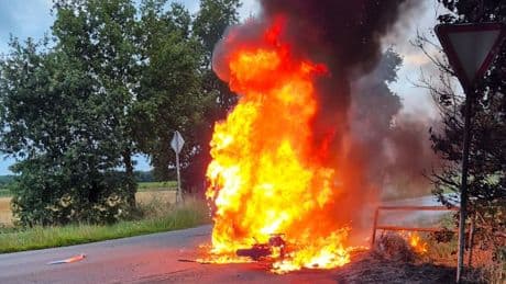 Tödlicher Unfall in NRW - Biker (22) stirbt bei Feuer-Crash