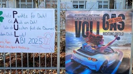 Abitur 2025: Plakate von Mama und Papa gegen Prüfungsstress – Tradition in Hessen und anderen Bundesländern
