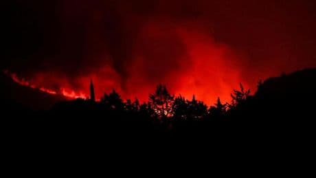 Un gran incendio en el sur de Francia deja por ahora un muerto y ocho heridos
